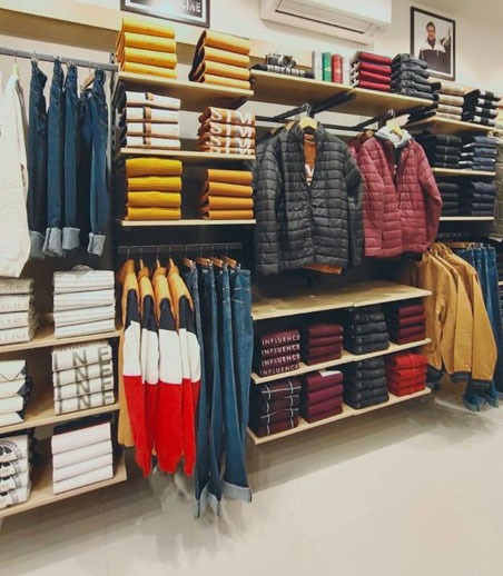 Wall mounted garment display rack